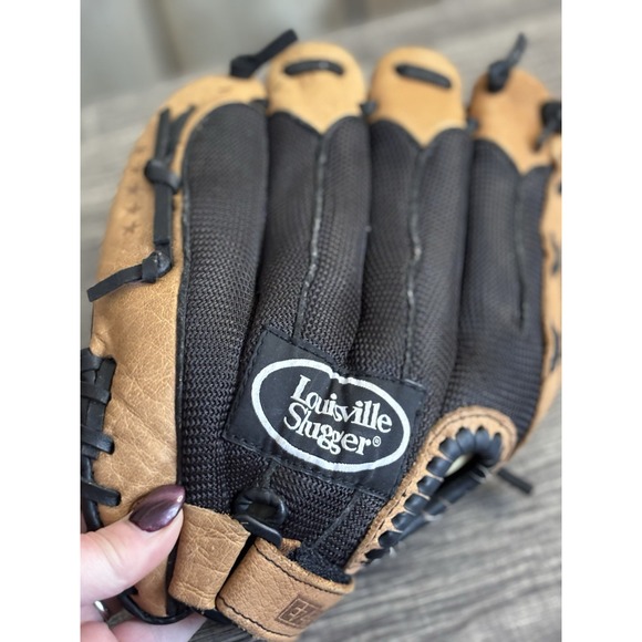 Louisville Slugger Genesis 1884 EZ LOC 11" Youth Baseball Glove - Picture 7 of 9